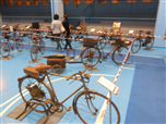 Mostra di biciclette da lavoro nella palestra delle Elementari