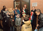 Foto di gruppo davanti alla Scuola Elementare "Luigi Ornato"