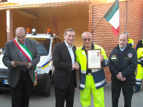 Il riconoscimento dato a Nicola Del Casale per il suo apporto durante le fasi post-terremoto in Abruzzo