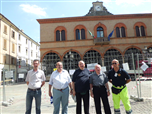 Con Don Gino di fronte al Municipio di Mirandola