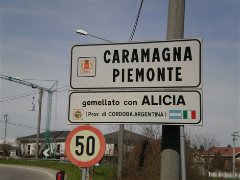 Cartello indicativo d'ingresso a Caramagna