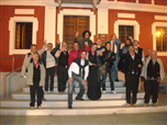 Foto di gruppo con Cristicchi davanti al Municipio