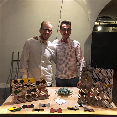 Stand commerciali sotto i portici di Via Ornato