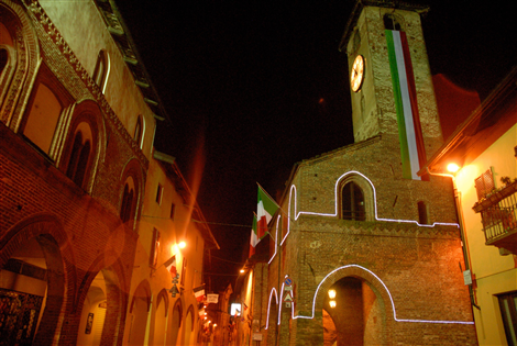 Torre civica tricolore illuminata