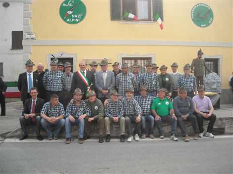 Gli alpini davanti alla nuova sede (20/5/2012)
