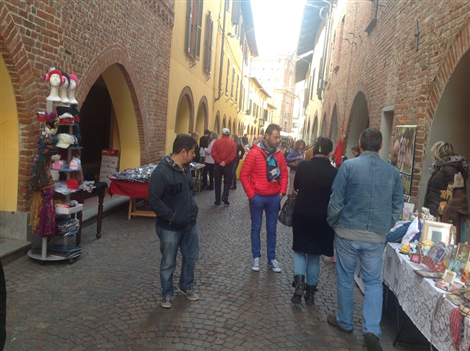 Mercatino sotto i portici