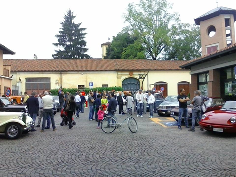 Esibizione auto d'epoca di proprietà dei caramagnesi