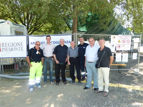 Delegazione composta da Del Casale (Protezione Civile), Osella (assessore), Don Tonino, il Parroco Don Gino di San Giacomo in Roncole e il Sindaco Riu