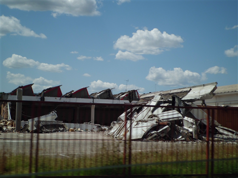 Capannone industriale crollato
