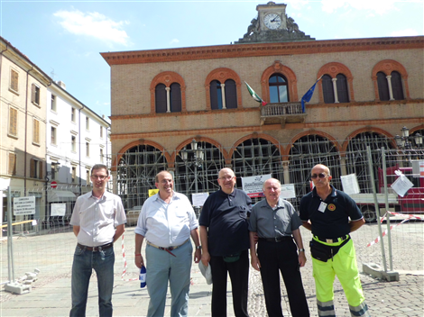 Con Don Gino di fronte al Municipio di Mirandola