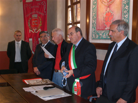 Da sinistra: l'Assessore Chiaraviglio, il Consigliere Regionale Negro, il Sig. Concio, il Sindaco Riu e il Dott. Genta, consigliere della Fondazione CR Torino