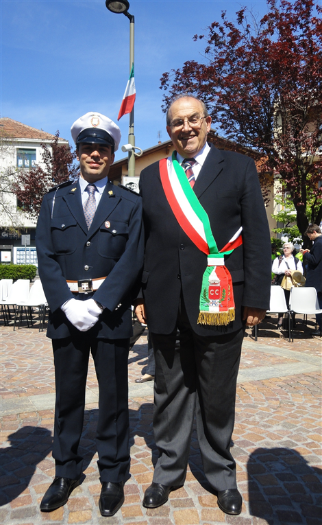Consegna della placca del Sindaco Riu, in occasione della cerimonia conclusiva del 76° corso di formazione regionale per agenti di Polizia Locale, a Settimo Torinese (12/4/2012)