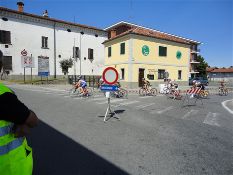 Davanti alla casa degli alpini
