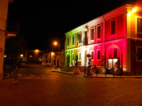 Municipio tricolore e scorcio di Piazza Castello