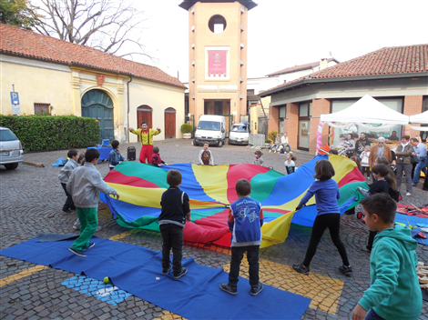 Trinchetto il Clown con i bambini in Piazza Boetti