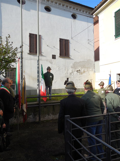 Alzabandiera alla Casa degli Alpini