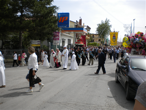 Don Tonino Borio officiante con Don Angelo alla processione di San Vito (15/6/2010)