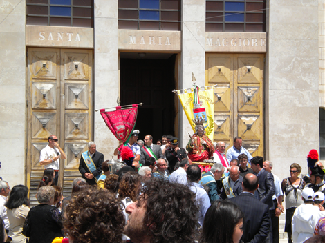 All'uscita dalla Santa Messa solenne (16/6/2010)