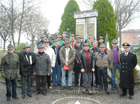 Foto davanti al Monumento dei Caduti