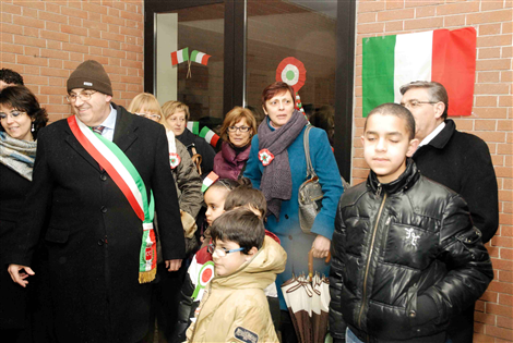 Il Sindaco con alcuni bambini delle Elementari