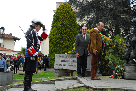 Il Sindaco davanti al Monumento dei caduti