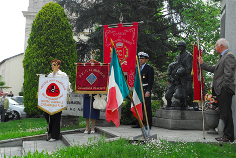 Davanti al Monumento dei caduti