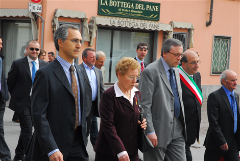 In primo piano, da sinistra, Claudio Bono, Caterina Boasso, Giorgio Groppo, il Sindaco Mario Riu e Piero Demichelis. Dietro gli assessori Luigi Chiaraviglio e Marco Osella, con in mezzo il consigliere Celestino Bono