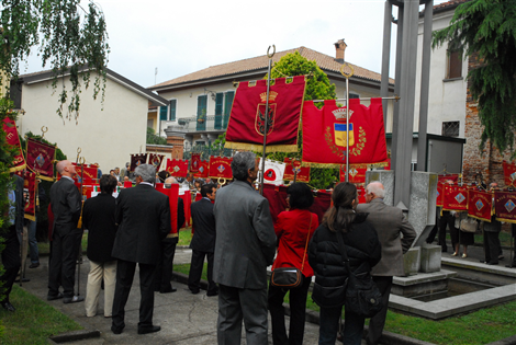 Di fronte al Monumento Avis