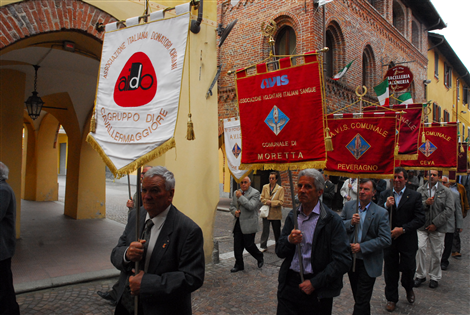 I labari dei gruppi Avis delle tre province presenti sfilano lungo Via Ornato