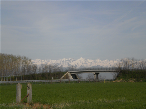 Vista delle montagne dai campi