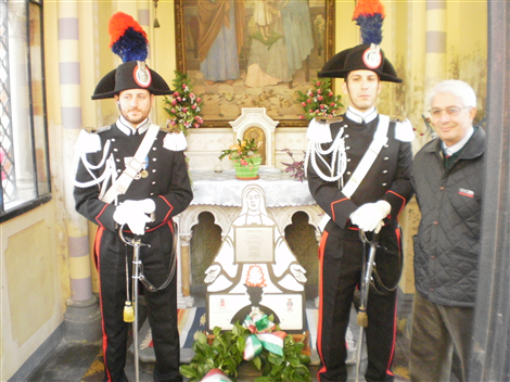 Militi in uniforme con Donato Costi