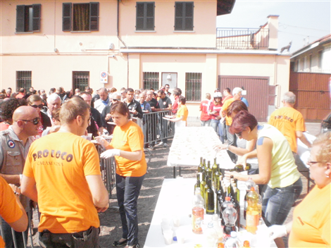 Aperitivo offerto dalla Pro Loco (in primo piano, il vice sindaco Maria Coppola)