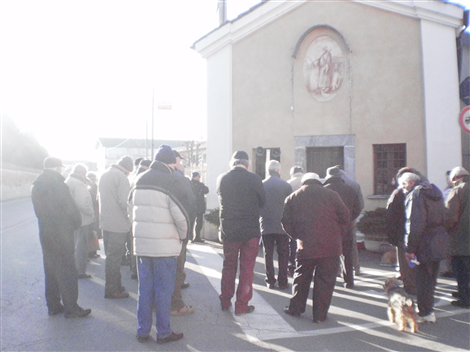 La gente presente per la funzione religiosa e la benedizione