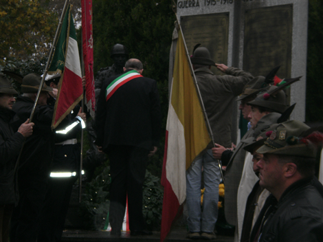 L'omaggio ai caduti del Sindaco e del capogruppo degli Alpini