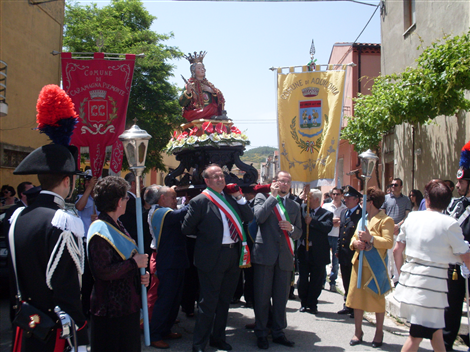 Mario Riu ed il Sindaco di Aquilonia portano la statua di San Vito