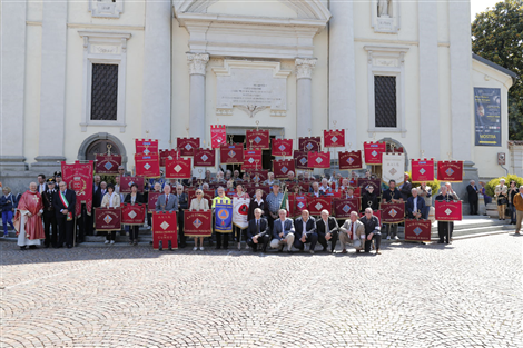 Tutti i labari schierati delle sezioni confratelle