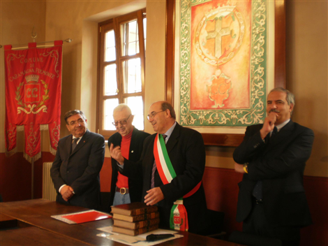 Il dono dei preziosi volumi da parte di Concio