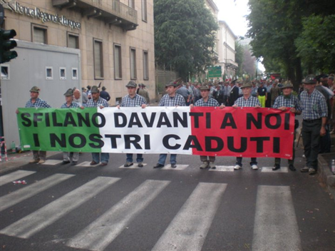 Il Gruppo Alpini di Caramagna in sfilata