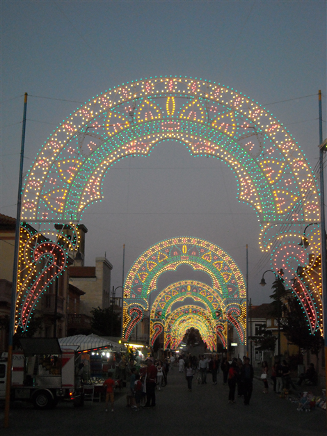 Aquilonia addobbata a festa