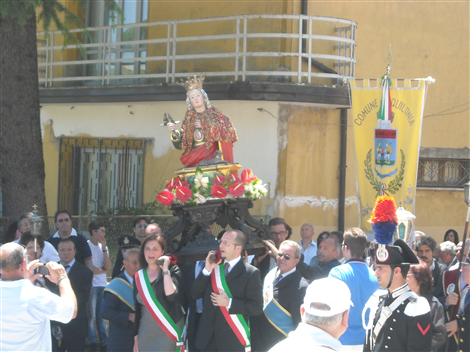 Coppola e Cataldo sorreggono la statua di San Vito