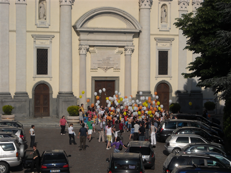 Palloncini che volano sulla Chiesa Parrocchiale Assunzione di Maria Vergine