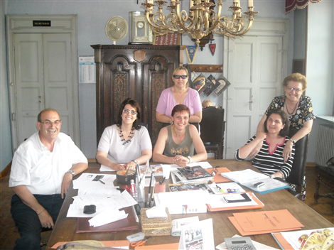 Da sinistra a destra: il Sindaco Mario Riu con i consiglieri comunali Daniela Oddenino e Piera Capello, il Presidente della Casa di Riposo Agnese Osella, Milly Emanuel e il Vice Sindaco Maria Coppola (17/06/2009)