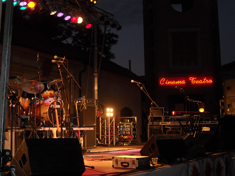 Il palco allestito, in Piazza Boetti, per l'edizione Fantarock 2010