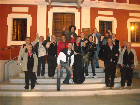 Foto di gruppo con Cristicchi davanti al Municipio