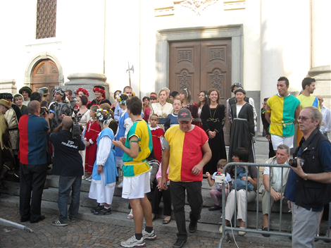 Le riprese delle tv davanti alla Chiesa Parrocchiale