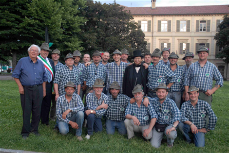 Foto di gruppo con Cavour e altre autorità - Alpini di Caramagna