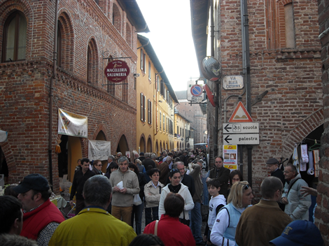La gente tra le strade del centro