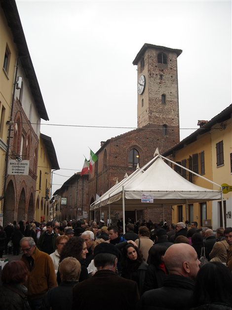 Scorcio di Via Luigi Ornato invasa dai visitatori