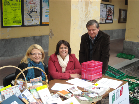 Al centro, la Consigliere Comunale Oddenino, con i volontari della Biblioteca Civica