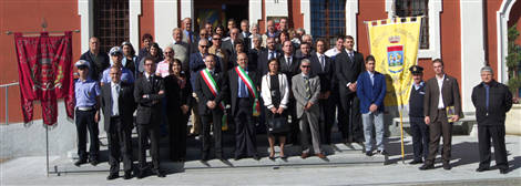 Foto di gruppo di fronte al Municipio